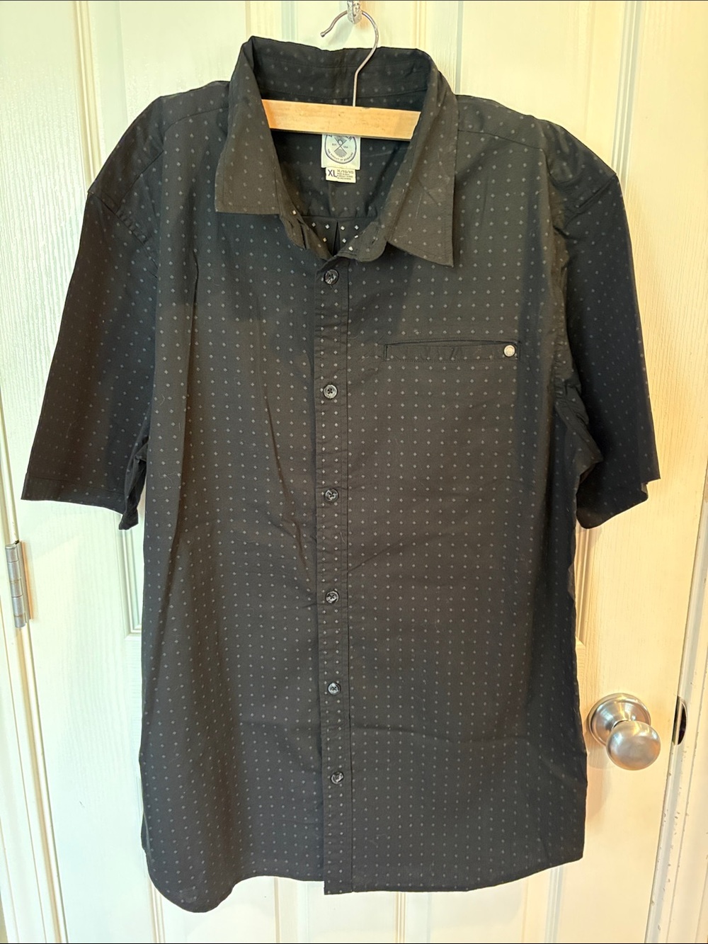 Men's Black Short-Sleeve Voyager Button-Up Shirt - Subtle Dot Pattern